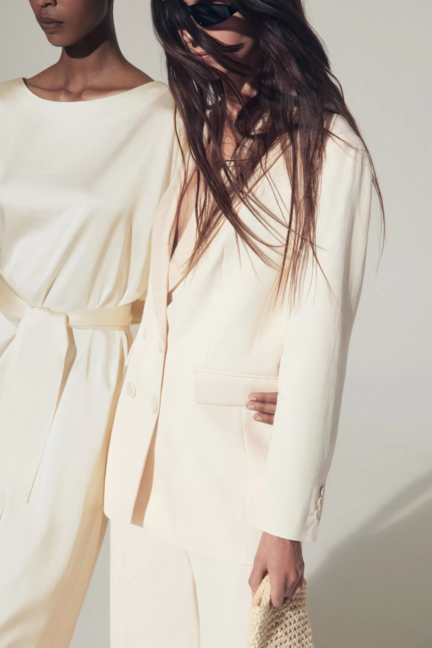 robe_longue__laspect_satin_10.webp Femme Xandres Robe longue à l’aspect satiné