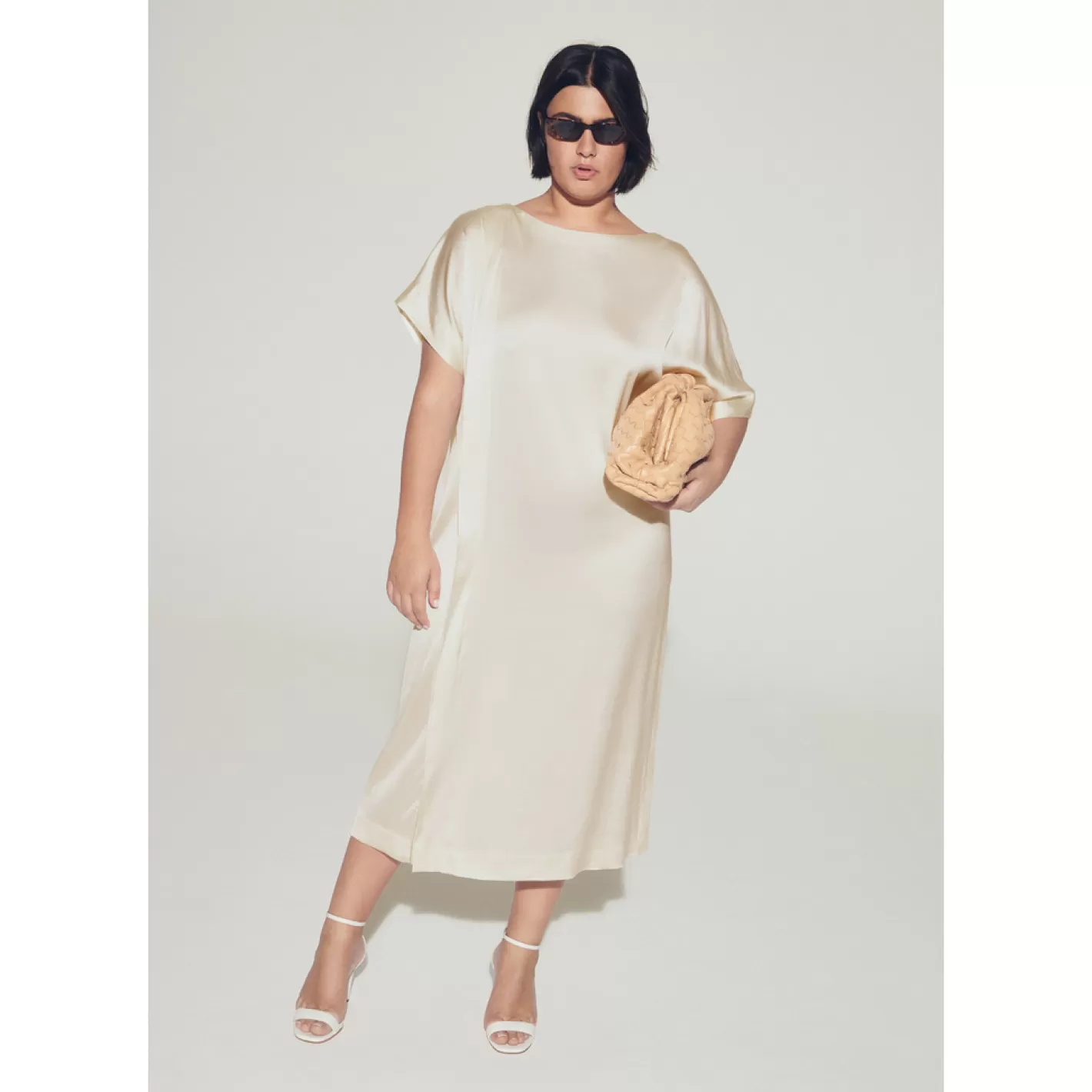 robe_longue__laspect_satin_13.webp Femme Xandres Robe longue à l’aspect satiné