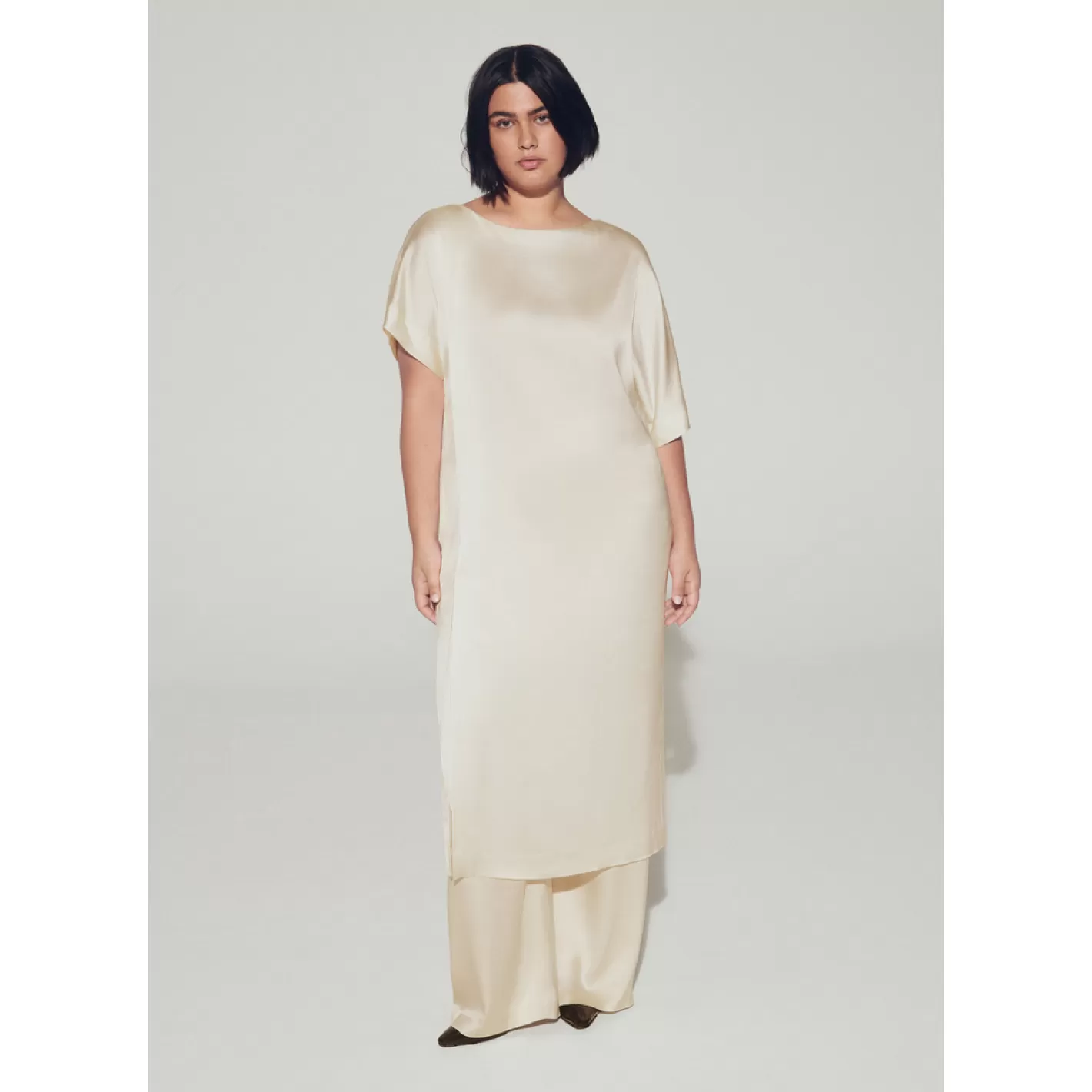 robe_longue__laspect_satin_14.webp Femme Xandres Robe longue à l’aspect satiné