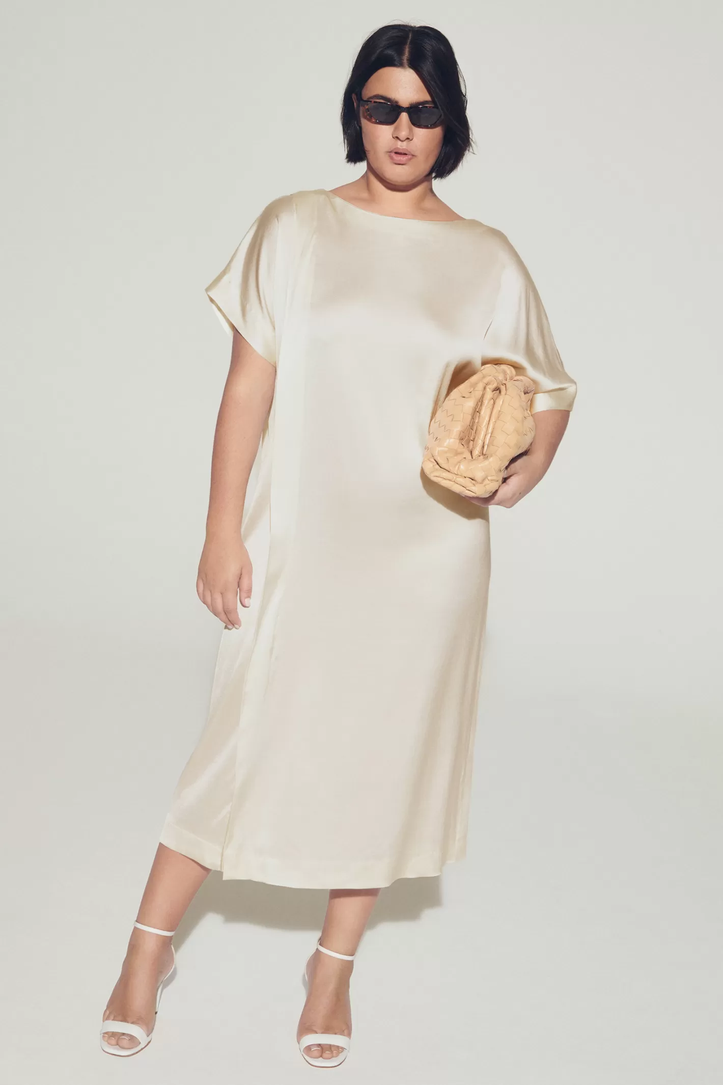 robe_longue__laspect_satin_2.webp Femme Xandres Robe longue à l’aspect satiné