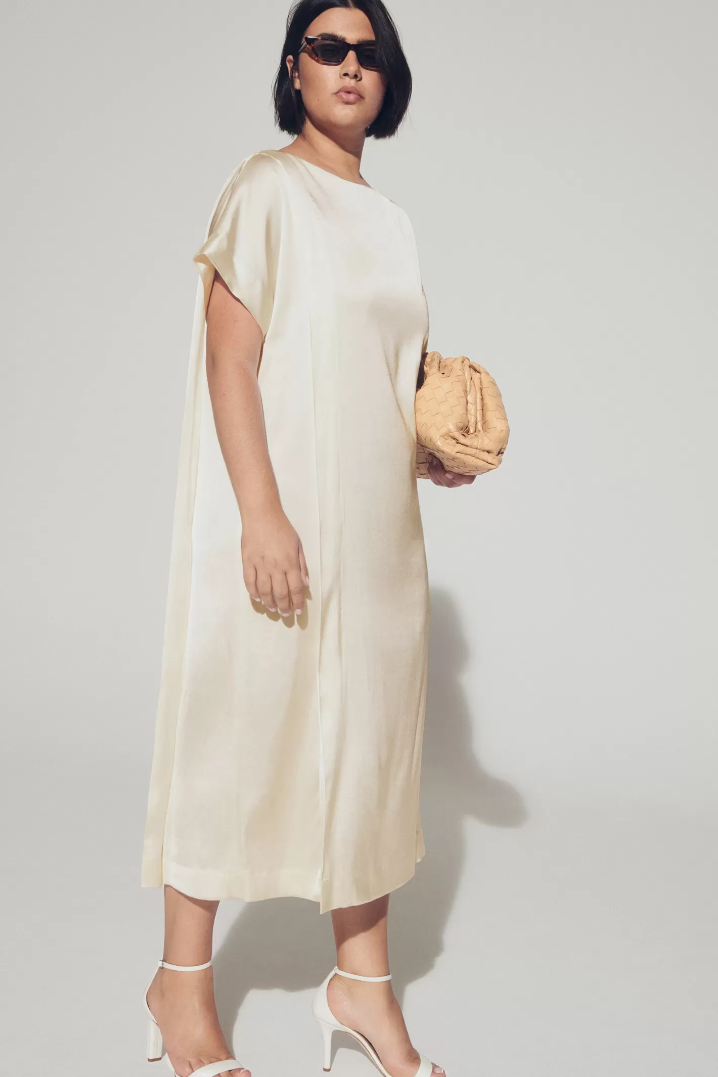 robe_longue__laspect_satin_3.webp Femme Xandres Robe longue à l’aspect satiné