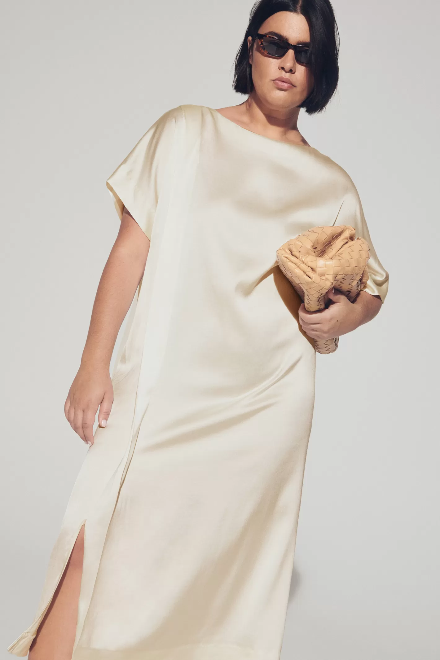 robe_longue__laspect_satin_4.webp Femme Xandres Robe longue à l’aspect satiné