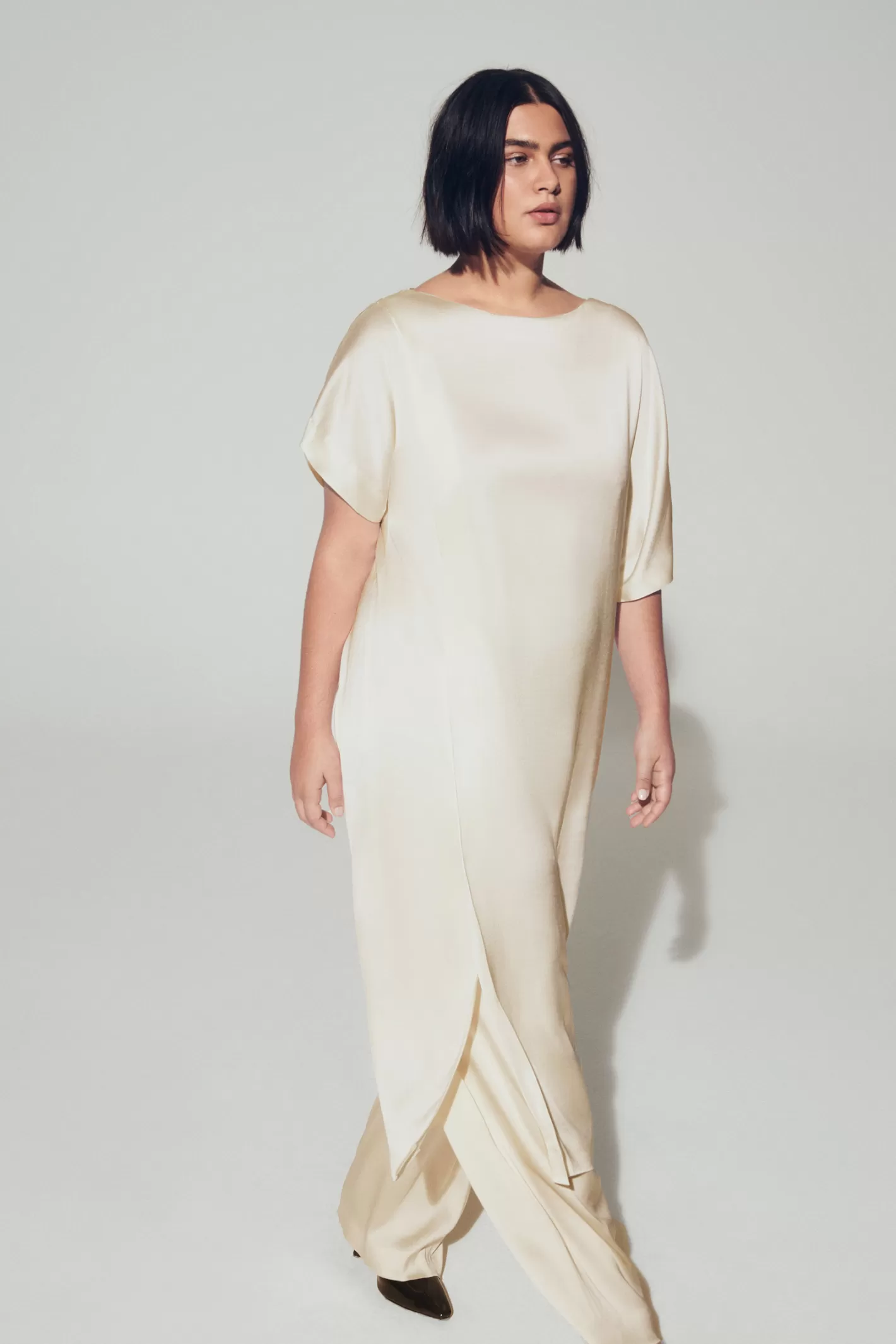 robe_longue__laspect_satin_5.webp Femme Xandres Robe longue à l’aspect satiné