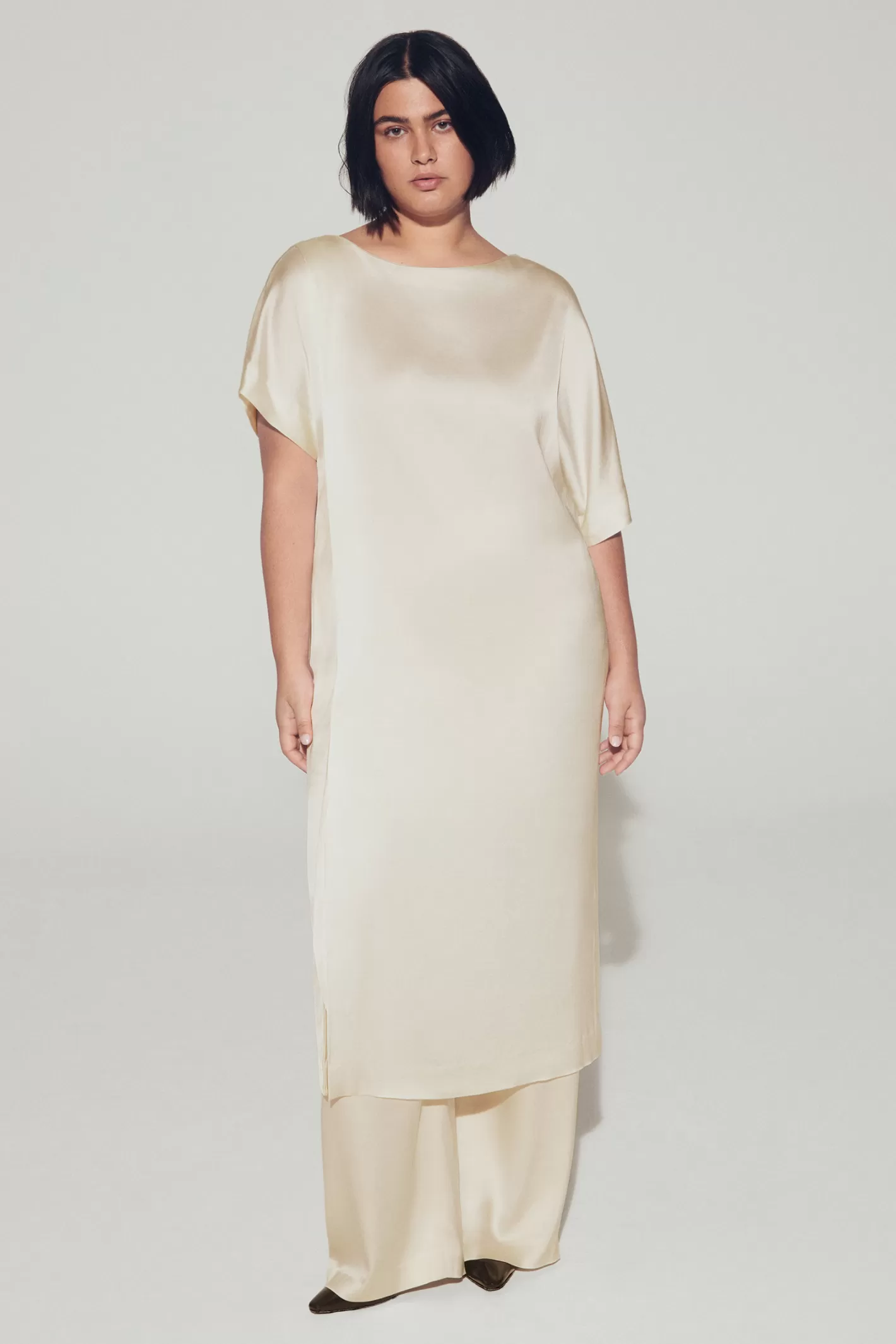 robe_longue__laspect_satin_6.webp Femme Xandres Robe longue à l’aspect satiné