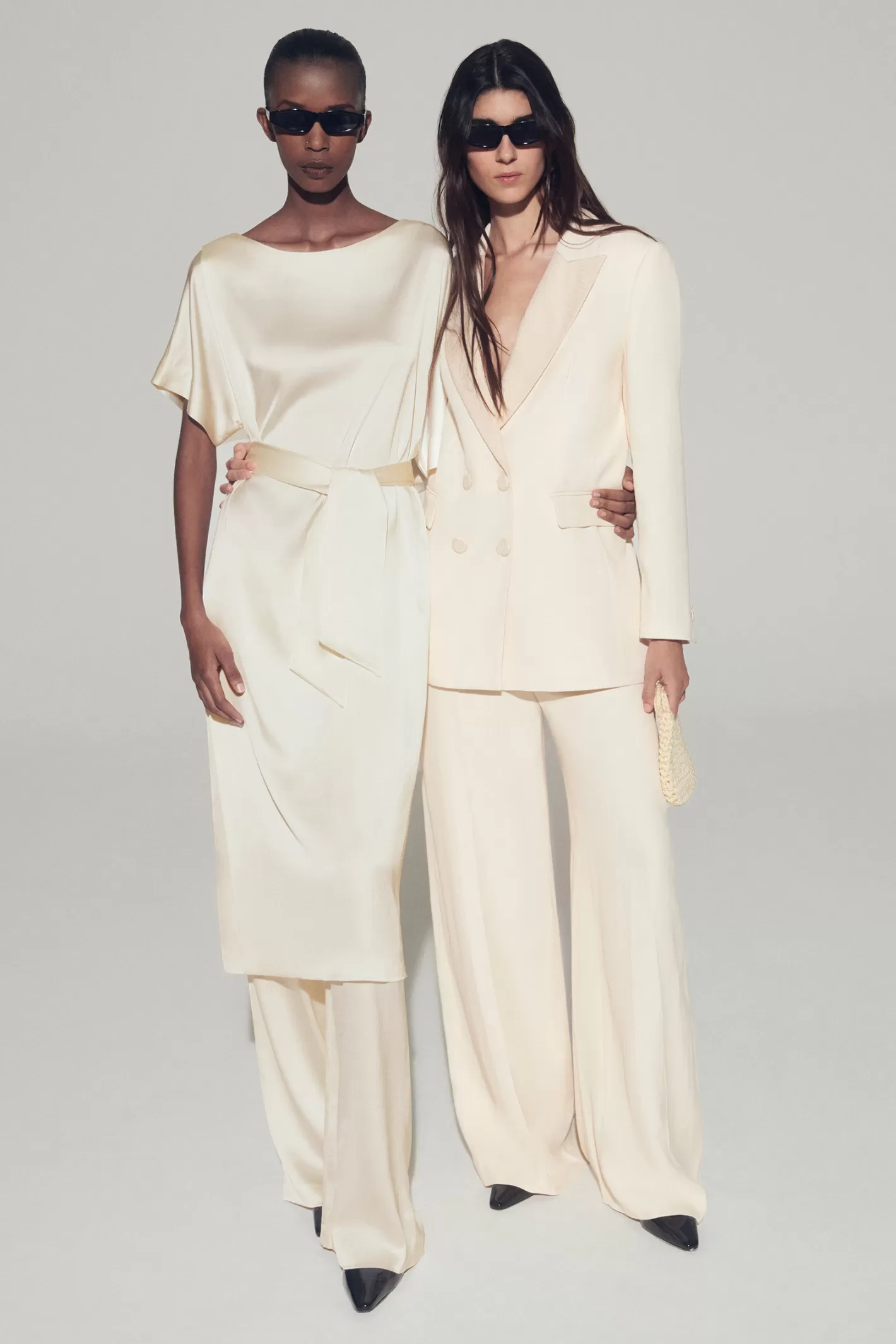 robe_longue__laspect_satin_7.webp Femme Xandres Robe longue à l’aspect satiné