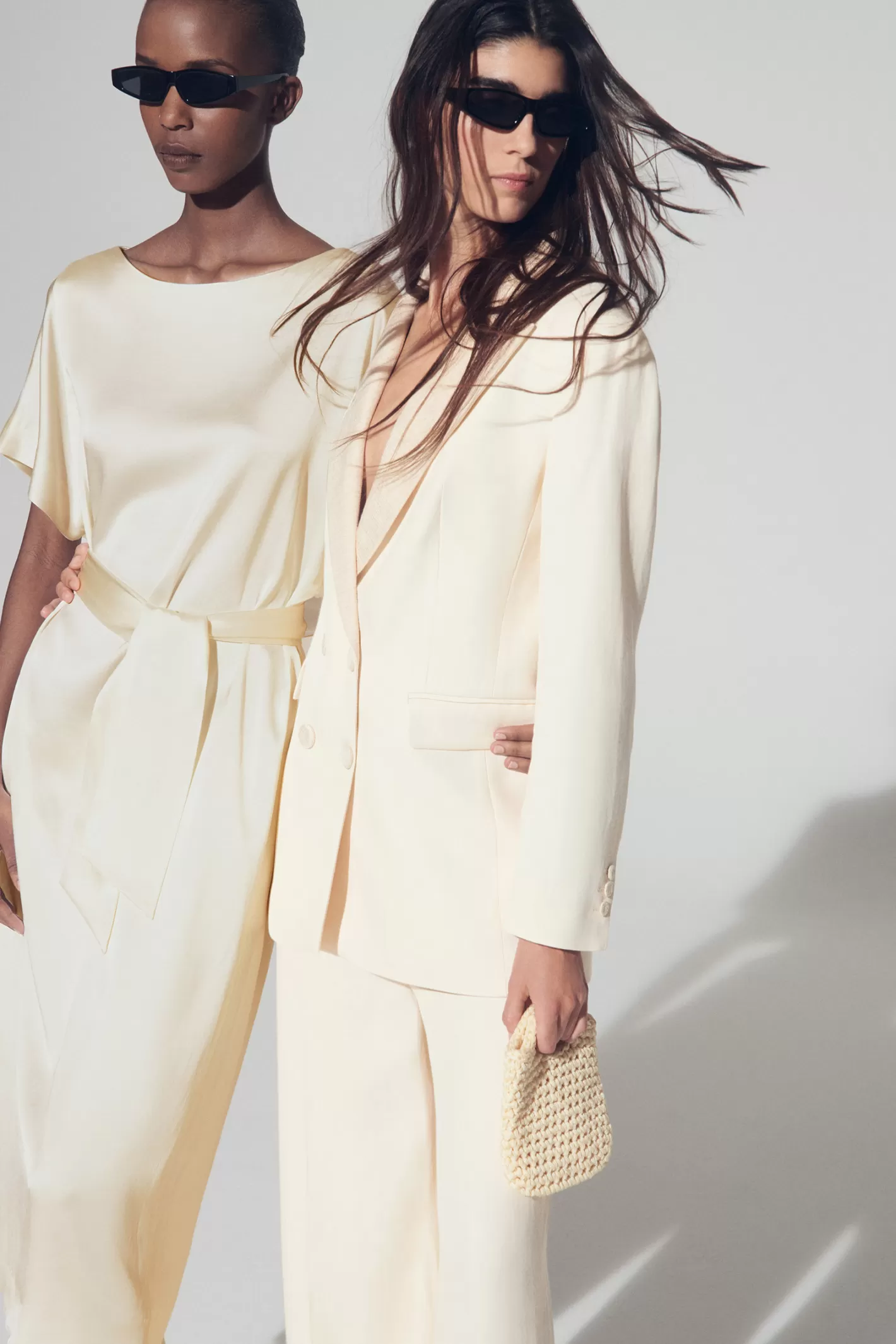 robe_longue__laspect_satin_8.webp Femme Xandres Robe longue à l’aspect satiné