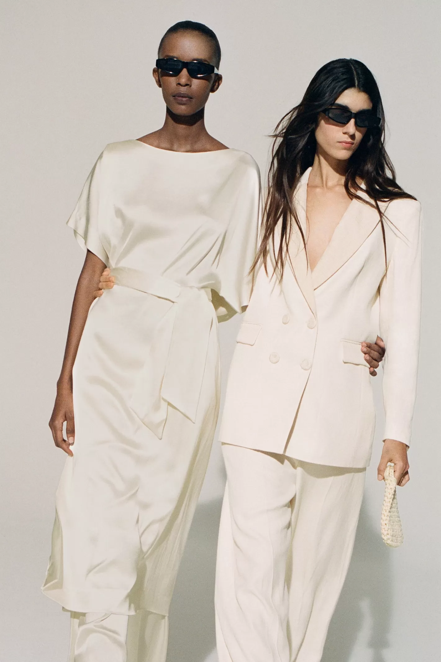 robe_longue__laspect_satin_9.webp Femme Xandres Robe longue à l’aspect satiné